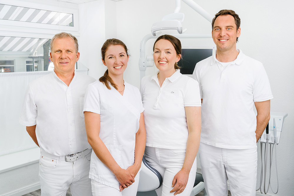 Gruppenfoto von Mitarbeitern einer Zahnarztpraxis mit vier Zahnärzten und Ärztinnen Messefotos Hamburg Eventfotos Hamburg